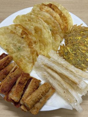 Geleneksel Kore yemekleri, kot, sebze, et, vs. Yumurtayla karıştırılıp yağda kızartılıyor. Chuseok 'ta atalarımız için bir anma töreni düzenlerken her zaman masaya koy.)