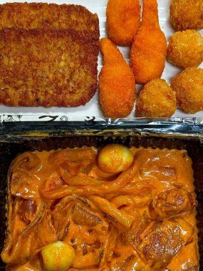 Popüler bir Kore sokak yemeği olan Bunsik 'te tteokbokki (baharatlı pirinç keki), odeng (balık keki şişleri) ve kimbap (yosun pirinç ruloları) gibi rahatlatıcı ve lezzetli yemekler bulunur. Hızlı yemek için mükemmel..