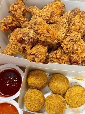 Tatlı ve baharatlı soslu kızarmış Kore tavuğu. Yapışkan, altın peynir toplarıyla eşleştirilmiş. Her ısırıkta cesur bir lezzet ve erimenin mükemmel bir ikilisi..