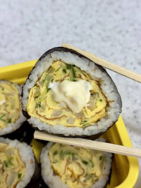 Taze sebzelerle, baharatlı pirinçlerle ve gevrek yosunlara sarılmış lezzetli proteinlerle dolu nefis kimbap dürümleri. Her ısırıkta lezzet ve dokuların mükemmel bir kombinasyonu.