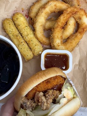 Kızarmış patateslerin yanında taze malzemelerle servis edilen sulu bir hamburgerin klasik kombinasyonu. Lezzetli tatları ve çıtır çıtır dokuları harmanlayan doyurucu bir yemek için mükemmel..