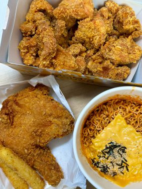 Kızarmış Kore tavuğu, tatlı ve baharatlı. Ateşli buldakmyeon şehriyesiyle eşleştirilmiş. Her ısırıkta harika bir sıcak, yoğun bir lezzet ve tatmin edici bir çıtırtı sunuyor..