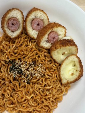 Acı soslu ve çiğnenmiş erişteli baharatlı buldak ramyeon her ısırıkta yoğun ve lezzetli bir tekme atıyor. Cesur, baharatlı Kore yemeği isteyenler için mükemmel bir seçim..