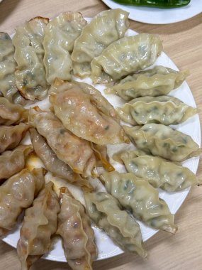 Köfte, tofu ve sebze gibi lezzetli malzemelerle dolu Kore hamur köfteleri. Mandu buğulama, haşlama ya da tavada kızartılma ile çok yönlü ve lezzetli bir aperatif ya da yemek yapılabilir..