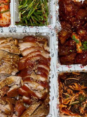 Jokbal, Kore usulü ağır ateşte pişmiş domuz eti. Soya, sarımsak ve baharatlı lezzetli bir sosta yavaş yavaş pişiyor. Yumuşak ve lezzetli, genellikle marul, sarımsak ve ssamjang ile servis edilir.