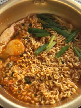 Ramyeon ya da Ramyun 'a yakın olan Shin Ramyun, baharatlı bir Kore usulü çorba şehriyesi. Ramyeon ya da yumurtalı Kore eriştesi Kore yemeği tarzı.