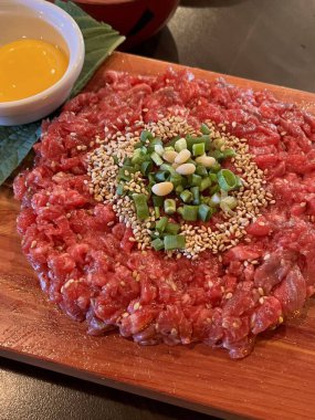 Taze yukhoe, ince dilimlenmiş çiğ sığır eti, soya sosu, susam yağı ve baharatla tatlandırılmış, üstüne de yumurta sarısı. Lezzetli ve lezzetli bir Kore lezzeti. Et severler için mükemmel.!