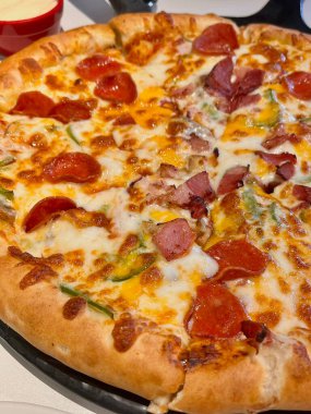 Altın hamurlu, erimiş peynirli ve lezzetli soslu lezzetli bir pizza. Yemeklerle ilgili tasarımlar, menüler ya da İtalyan temalı projeler için mükemmel. Klasik bir konfor yemeğinin özünü yakalamak için..