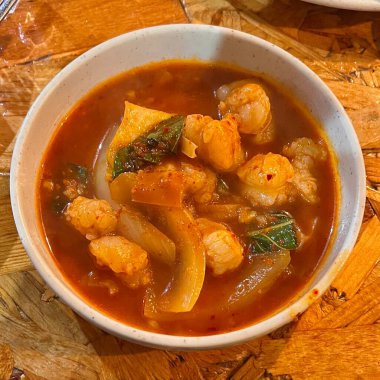 Baharatlı ve baharatlı kimçi jjigae, yıllanmış kimchi, taze domuz eti, ve tofu çorbada kaynatılmış, cesur, keskin ve rahatlatıcı her lokmada mükemmel bir denge sunuyor..