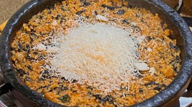 Kore usulü Bokkeumbap (kızarmış pirinç) canlı tatlar, karışık sebzeler ve lezzetli baharatlarla doludur. Her yemek için ideal, hem tatmin edici hem de çok yönlü klasik bir konforlu yemek..