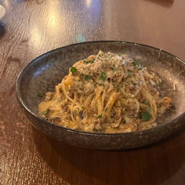 Lezzetli beyaz bir sosla kaplanmış kremalı ve zengin spagetti rahatlatıcı ve tatmin edici bir yemek için mükemmel bir lezzet sunuyor..