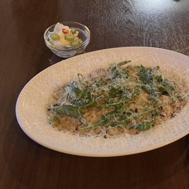 Lezzetli beyaz bir sosla kaplanmış kremalı ve zengin spagetti rahatlatıcı ve tatmin edici bir yemek için mükemmel bir lezzet sunuyor..