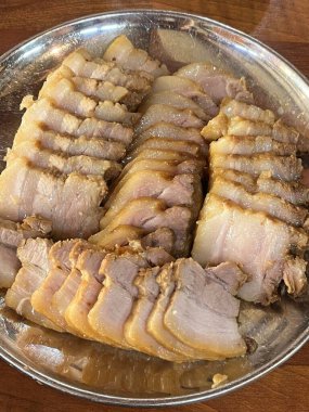 Suyuk, geleneksel Kore usulü haşlanmış domuz dilimleri, yumuşak ve sulu, genellikle tuzlu karides sosu, sarımsak ve ssamjang ile servis edilir. Lezzetli ve dengeli bir ısırık için salataya sarmak için mükemmel..