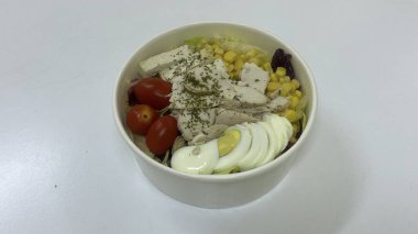 Çıtır marul, sulu ızgara tavuk, çıtır çıtır kıtır kıtır ekmek ve kremalı Sezar soslu taze tavuk Sezar salatası. Klasik, lezzetli ve her yemek için mükemmel bir yemek.!