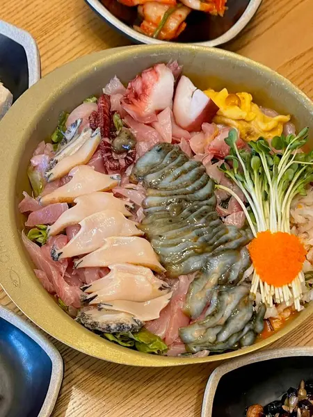 Taze ve narin sashimi dilimleri, canlı renkler ve mükemmel kesimlerle güzelce sunuluyor. Bu geleneksel Japon lezzeti kaliteli deniz ürünlerinin saf tatlarını vurgular..