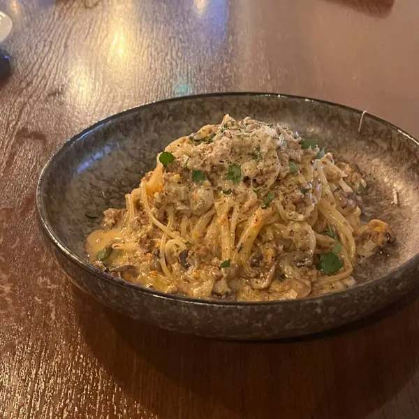 Lezzetli beyaz bir sosla kaplanmış kremalı ve zengin spagetti rahatlatıcı ve tatmin edici bir yemek için mükemmel bir lezzet sunuyor..