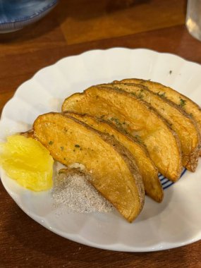 Bol kremalı peynir soslu çıtır patates dilimleri. Altın çıtır çıtır ve pürüzsüz, lezzetli bir karışım, onu karşı konulamaz bir atıştırmalık ya da herhangi bir yemek için meze yapar..