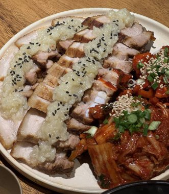 Yumuşak bir parça Bossam, Kore haşlanmış domuz göbeği, taze marul, sarımsak ve ssamjang ile servis edilir. Bu lezzetli ve lezzetli yemek geleneksel bir Kore yemeğini paketlemek ve paylaşmak için mükemmeldir..