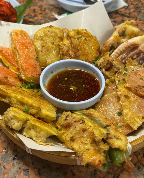 Geleneksel Kore yemekleri, kot, sebze, et, vs. Yumurtayla karıştırılıp yağda kızartılıyor. Chuseok 'ta atalarımız için bir anma töreni düzenlerken her zaman masaya koy.)