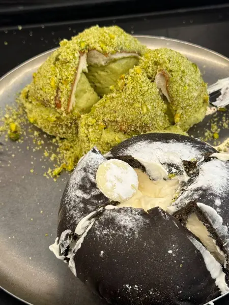 Lezzetli çörekler, üzerinde renkli jöleler ve serpiştirilmiş, altın gibi yumuşak bir dokuma. Tatlı ya da kahvaltı fotoğrafçılığı için mükemmel. Bu klasik ikramların tatlılığını sergiliyor..