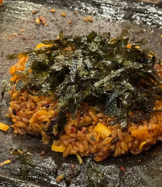 Kore usulü Bokkeumbap (kızarmış pirinç) canlı tatlar, karışık sebzeler ve lezzetli baharatlarla doludur. Her yemek için ideal, hem tatmin edici hem de çok yönlü klasik bir konforlu yemek..