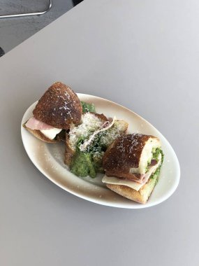 Çıtır marul, sulu domates ve lezzetli et gibi taze malzemelerle dolu lezzetli bir sandviç. Hızlı bir yemek ya da hazır yemek için mükemmel..