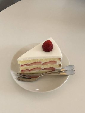 Taze meyve ya da şekerle kaplı, bol krema ve kremalı nefis bir dilim pasta. Tatlı fotoğrafçılığı için mükemmel, yiyeceklerle ilgili projelerde hoşgörü ve tatlılık gösteriliyor..