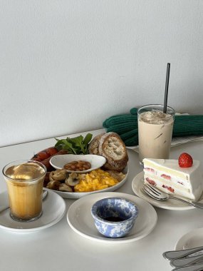 Narin katmanlı hafif ve kremalı tatlılar, taze meyveler ve tatlı içeceklerle eşleştirilmiş zengin tatlar. Hoş ve hoşgörülü bir deneyim için mükemmel bir kafe ziyafeti..