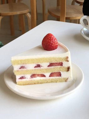 Taze meyve ya da şekerle kaplı, bol krema ve kremalı nefis bir dilim pasta. Tatlı fotoğrafçılığı için mükemmel, yiyeceklerle ilgili projelerde hoşgörü ve tatlılık gösteriliyor..