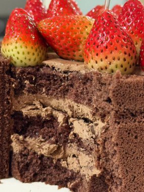 Lezzetli, yumuşak bir pasta, her durum için mükemmel. Katmanlı ya da tek, her ısırıkta tatlı ve neşe getiren, krema, meyve ya da süslemelerle kaplı..