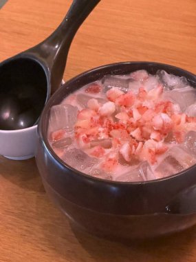 Tatlı ve kremalı çilekli yoğurt Makgeolli pürüzsüz, ferahlatıcı bir tadı ve keskin bir mayalanma izi var. Meyveli tatlı ve geleneksel Kore pirinç şarabının enfes bir birleşimi..