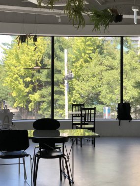 Modern dekorlu rahat bir kafe, rahat koltuklar ve sıcak ışıklandırma. Kahve ya da çay içmek için mükemmel bir yer. Misafirler için rahat ve davetkar bir ortam yaratıyor..