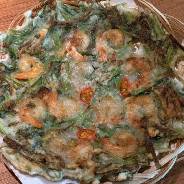 Taze soğan ve sebzeli Kore usulü krep (Pajeon), kenarları çıtır çıtır ve içi yumuşaktır. Popüler bir Kore yemeği soslu, aperatif ya da aperatif olarak mükemmel..