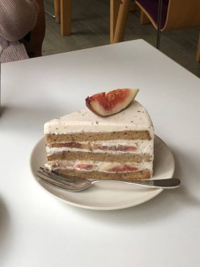 Yumuşak sünger katmanları, taze incir dilimleri ve kremalı çırpılmış kremayla hafif ve yumuşak incirli kurabiye dilimi. Lezzetli bir tatlı için mükemmel bir denge ve hassas bir doku..