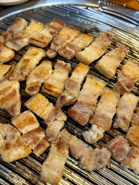 Sulu ızgara samgyeopsal baharatlı, keskin kimchi ile eşleştirilmiş, her cızırtılı, ağız sulandıran ısırıkta zengin, lezzetli etten ve fermente edilmiş cesur bir armoni sunuyor..