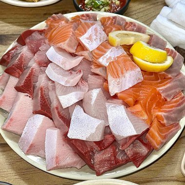 Sashimi, ince dilimlenmiş çiğ balıktan oluşan bir Japon lezzeti. Saf ve lezzetli bir deneyim için taze ve güzel bir şekilde hazırlandı..