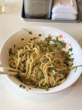 Lezzetli beyaz bir sosla kaplanmış kremalı ve zengin spagetti rahatlatıcı ve tatmin edici bir yemek için mükemmel bir lezzet sunuyor..