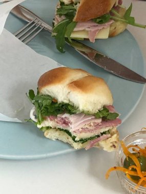 Çıtır sebzeler, taze etler ve iki dilim yumuşak ekmek arasında baharatlı yayılan baharatlı sandviçlerle dolu lezzetli bir sandviç. Hızlı ve tatmin edici bir yemek için mükemmel..