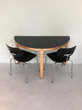 Modern dekorlu rahat bir kafe, rahat koltuklar ve sıcak ışıklandırma. Kahve ya da çay içmek için mükemmel bir yer. Misafirler için rahat ve davetkar bir ortam yaratıyor..