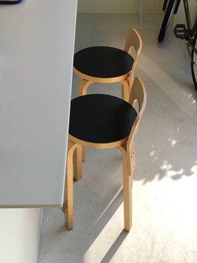 Modern dekorlu rahat bir kafe, rahat koltuklar ve sıcak ışıklandırma. Kahve ya da çay içmek için mükemmel bir yer. Misafirler için rahat ve davetkar bir ortam yaratıyor..