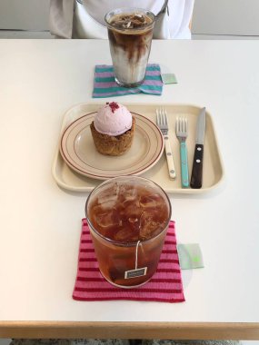 Narin katmanlı hafif ve kremalı tatlılar, taze meyveler ve tatlı içeceklerle eşleştirilmiş zengin tatlar. Hoş ve hoşgörülü bir deneyim için mükemmel bir kafe ziyafeti..