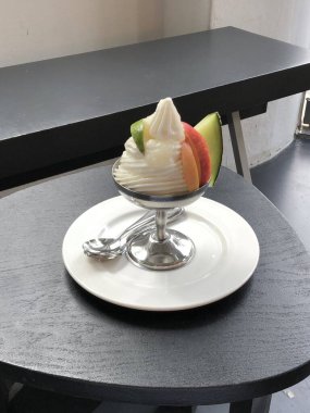 Narin katmanlı hafif ve kremalı tatlılar, taze meyveler ve tatlı içeceklerle eşleştirilmiş zengin tatlar. Hoş ve hoşgörülü bir deneyim için mükemmel bir kafe ziyafeti..