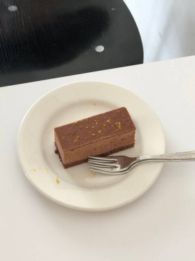 Lezzetli bir dilim peynirli kek, kremalı, pürüzsüz dokulu ve altın bisküvi kabuklu. Tatlılar, kutlamalar ve tatlı ikramları için mükemmel. Zengin, hoşgörülü ve karşı konulmaz derecede lezzetli.!