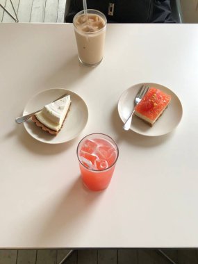 Narin katmanlı hafif ve kremalı tatlılar, taze meyveler ve tatlı içeceklerle eşleştirilmiş zengin tatlar. Hoş ve hoşgörülü bir deneyim için mükemmel bir kafe ziyafeti..