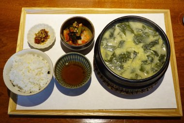 Masada kimçi, turşu sebze turşusu ve baharatlı sebzeler gibi çeşitli banchan (yan yemekler) içeren canlı bir Kore yemeği serpintisi. Yemek fotoğrafçılığı için mükemmel, geleneksel Korece sergileniyor..