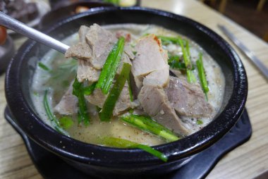 Lezzetli Kore kanlı sosisi, taze et ve lezzetli et suyuyla zengin ve sağlıklı dondurmalar her besleyici ve tatmin edici kaşıkta mükemmel bir sıcaklık, rahatlık ve derin umami dengesi sunuyor..