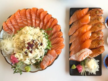 Taze ve narin suşi ustalıkla dilimlenmiş sashimi ile eşleştirilir, mükemmel bir lezzet, doku ve sunum uyumu sunar. Zarif ve tatmin edici bir Japon yemek deneyimi..