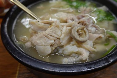 Samgyetang, sağlıklı bir Kore ginseng tavuk çorbası, içi pirinç, sarımsak, jube ve bitkilerle doldurulmuş taze bir tavuk. Sağlık ve rahatlık için mükemmel bir yemek..