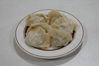 Köfte, tofu ve sebze gibi lezzetli malzemelerle dolu Kore hamur köfteleri. Mandu buğulama, haşlama ya da tavada kızartılma ile çok yönlü ve lezzetli bir aperatif ya da yemek yapılabilir..