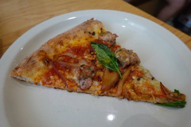 Çıtır kıtır ve lezzetli malzemeli sıcak ve peynirli pizza dilimi. Erimiş iyiliğin mükemmel bir karışımı ve doyurucu bir konfor yemeği favorisi için cesur bir lezzet..